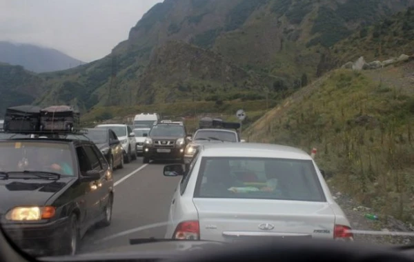 Azərbaycanın cənubunda yol dağılıb, bir neçə kilometrlik tıxac yaranıb