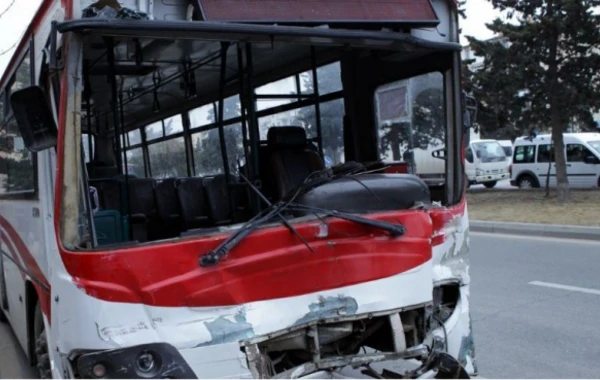 Bakıda sərnişin avtobusu "Shacman"a çırpıldı: yaralılar var