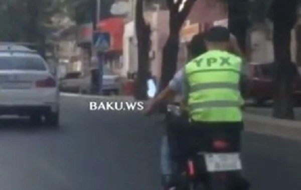 Bakıda qayda pozan sürücünü cərimələyən yol polisi özü qanuna tabe olmadı (VİDEO)