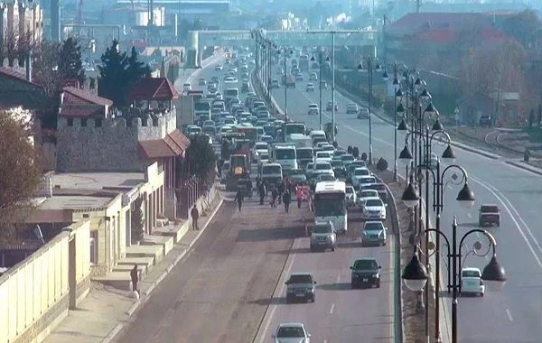 Bakının ən böyük prospektlərindən birində zəncirvari qəza - yol bağlandı