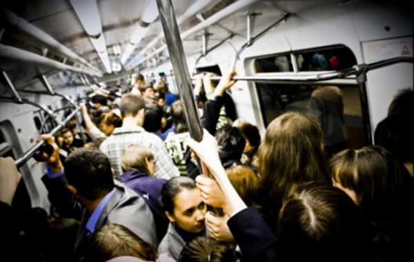 Bakı metrosunda oğlan gənc qızı saçından tutub sürüdü və...