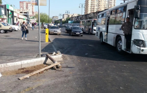 Bakıda avtobus dayanacağa girdi: Yaralanan var, sürücü qaçdı (FOTO)