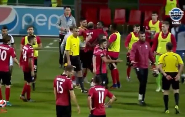 "Qəbələ"nin futbolçuları arasında dava  - yumruq atdı, qırmızı aldı (VİDEO)