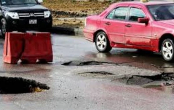 Bakıda maşınlar hərəkətdə olarkən yol çökdü