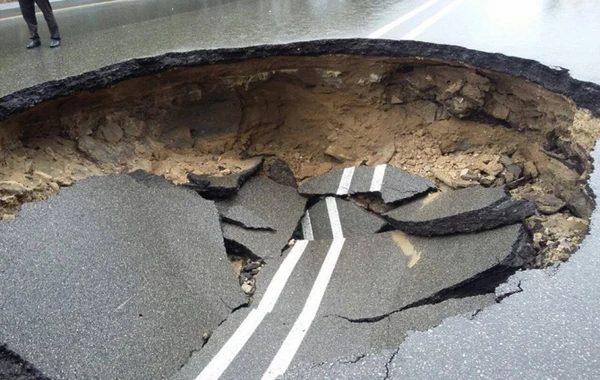 Bakıda yolda nəhəng dəliyin açılması ilə bağlı RƏSMİ məlumat (FOTO)