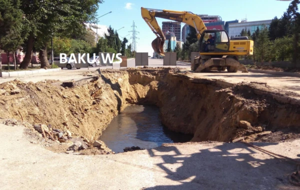 Bakıda nəhəng dəlik açılan yoldan SON GÖRÜNTÜLƏR (VİDEO)