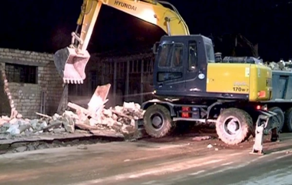 İcra başçısı sakinlərin evini sökdürür: Əraziyə texnika yeridildi (FOTO)