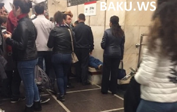 Bakı metrosunda gənc oğlanın ürəyi getdi