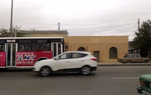 Bakıda sərnişin dolu avtobusun sürücüsünün "ölümlə yarışı" (VİDEO)