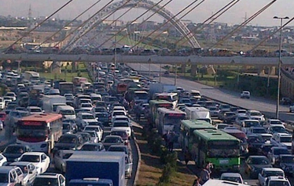 Ziya Bünyadov prospektində zəncirvari yol qəzası baş verib, tıxac yaranıb