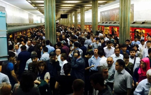 Bakı metrosunda gözlənilməz hadisə - qadın relslərin üstünə yıxıldı