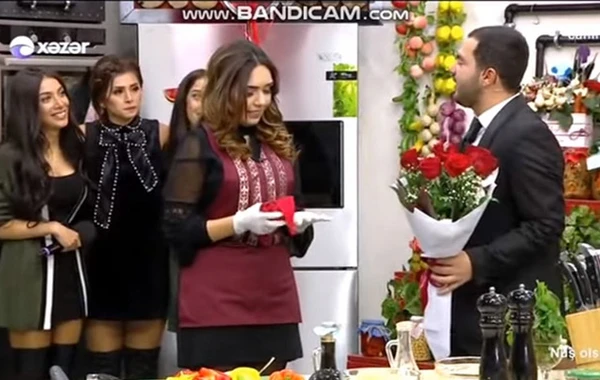 “Xəzər”in aparıcısı canlı efirdə evlilik təklifi etdi - Video