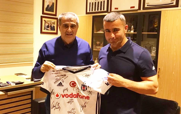 "Beşiktaş"dan Qurban Qurbanova özəl hədiyyə - Şenol Günəş şəxsən təqdim etdi (FOTO)