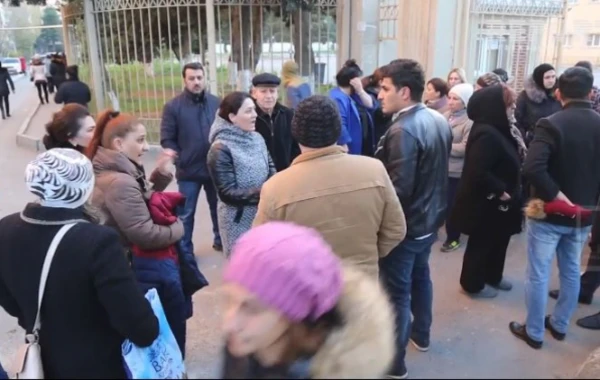 Bakıda məktəbin qapıları bağlandı: valideynlər ayağa qalxdı (VİDEO)