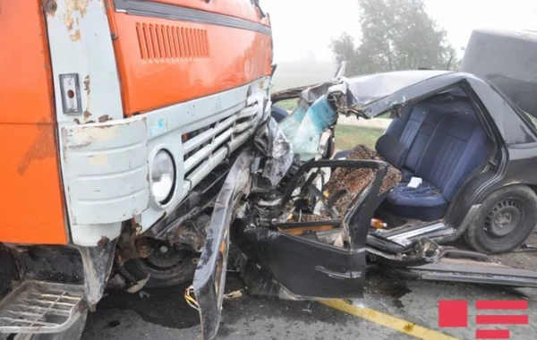 Bakıda "Mercedes"lə "KamAZ" toqquşub, 5 nəfər ölüb