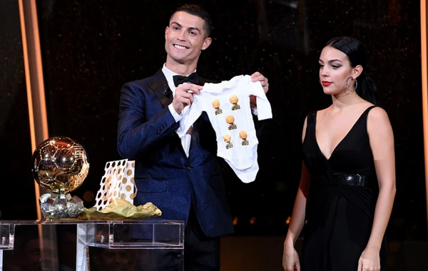 Ronaldo 5-ci dəfə "Qızıl Top" aldı: "Messi ilə rəqabət davam edir" (FOTO)