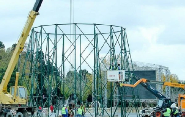 Bakıda 35 metrlik yolka qurulur - FOTO