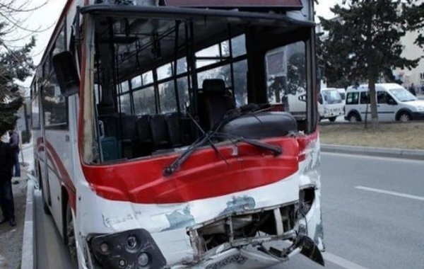 Bakıda marşrut avtobusu ağır qəza törətdi: ölən var