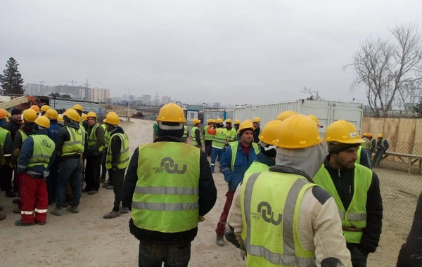 Bir gündə işdən qovulan 90-dan çox işçi Aeroport yolunu bağlayır (FOTO)