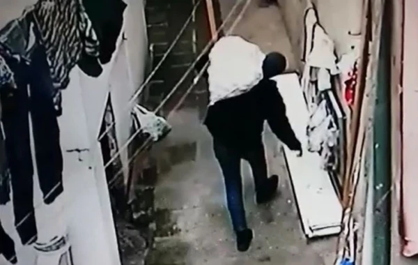 Bakıda 40 kiloluq kartofu oğurlayan şəxs kameraya düşdü (VİDEO)