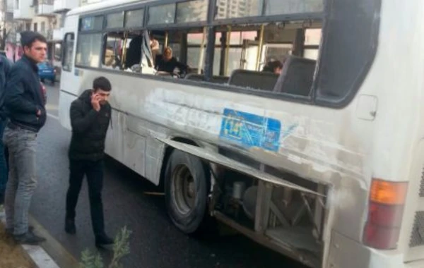 Bakıda betonqarışdıran maşın avtobusa çırpıldı: yaralılar var (FOTO)