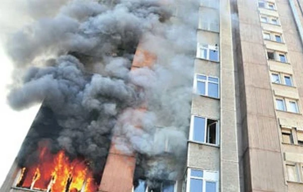 Bakının mərkəzində yaşayış binası yanır