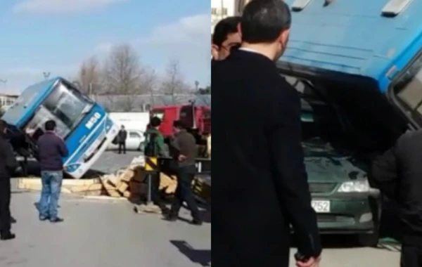 Bakıda içi sərnişin dolu avtobus maşının üzərinə aşdı (VİDEO)