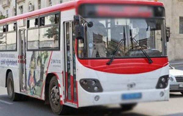 Bakıda avtobusu daşa basdılar: sərnişinin gözü çıxdı