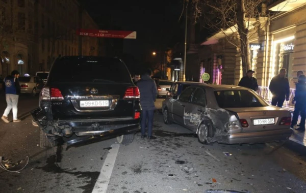 Bakıda dəhşətli qəza, sərnişin avtomobilin pəncərəsindən yerə düşdü - FOTO