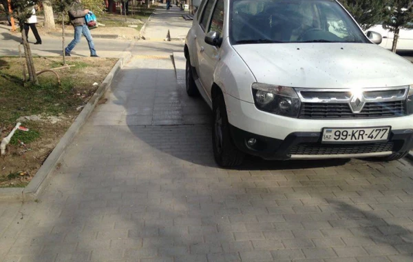 Bakıda qadın sürücü maşını ilə pandusu qırdı (FOTO)