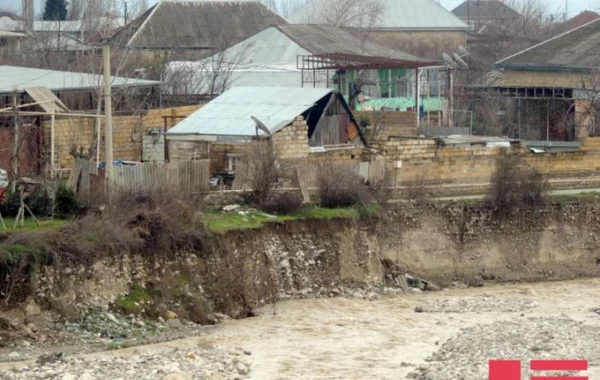 Azərbaycanda TƏHLÜKƏ: Sel suları çayın yatağını genişləndirib - FOTO