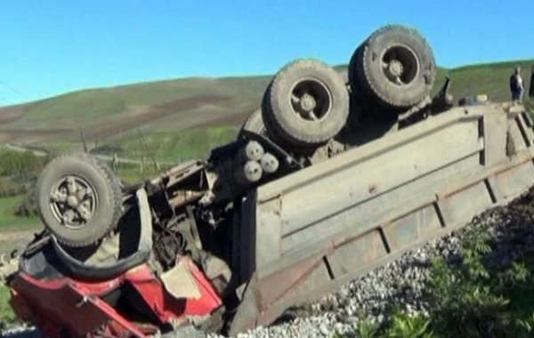 "KamAZ" yük boşaldarkən aşdı, sürücü avtomobilin altında qaldı