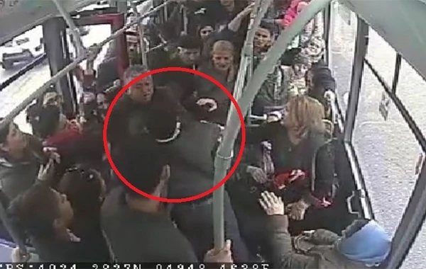 Bakıda avtobusda qadını döyən gənci linç etdilər (VİDEO)