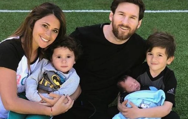 Messi hər kəsdən gizlətdiyi bir aylıq oğlunun fotolarını yaydı (FOTO)