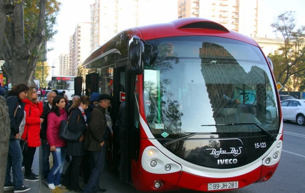 Bakıda sərnişin "BakuBus"un sürücüsünü təhqir etdi, özünü avtobusunun qarşısına atdı