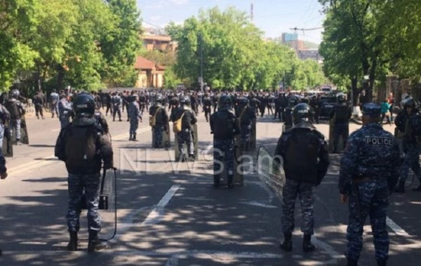 İrəvanda etirazçılar hava limanına gedən yolu bağlayıblar