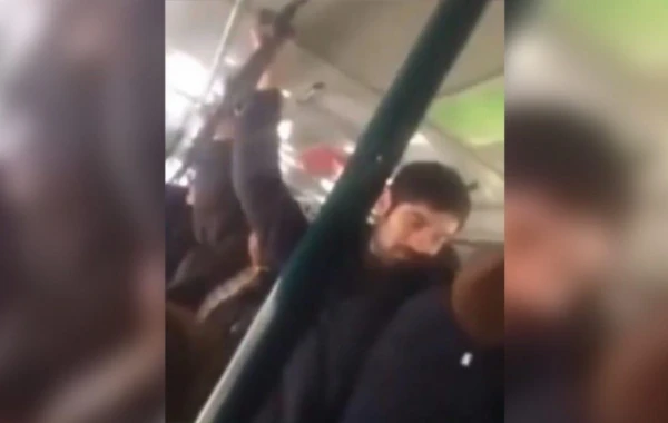 Bakıda avtobusda yer üstündə dava: yaşlı qadın gənc qızı söydü (VİDEO)