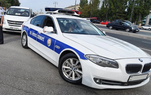 Yol polisi aşan maşındakı iki yaralı uşağı xilas etdi (VİDEO)