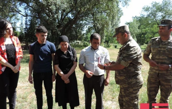 Şəhid hərbçi Əmrah Yüzbəyovun medalı ailəsinə təqdim olunub - FOTO