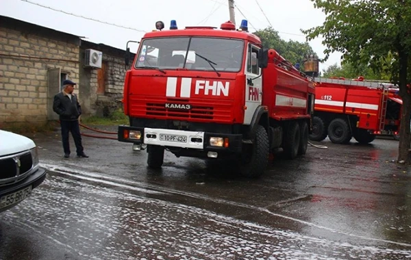 Bakıda yaşayış binasında yanğın olub, sakinlər təxliyə olunub