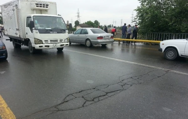 Göyçay çayı üzərindəki körpüdə nəqliyyatın hərəkəti dayandırılıb - FOTO