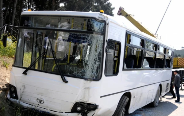 Bakıda sərnişin avtobusu qəza törədib: xəsarət alanlar var - VİDEO