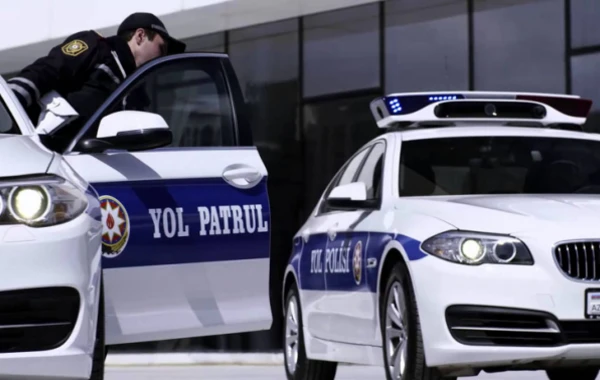 Bakıda yol polisləri motosiklet sürücüsünü döydülər (VİDEO)