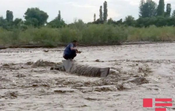 Azərbaycanda KaMAZ-ı sel apardı - FOTO