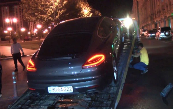 Bakıda "Porsche" yol ayırıcında "London Taxi" ilə toqquşdu (VİDEO)