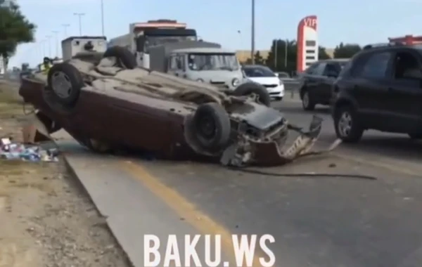 Bakı-Sumqayıt yolunda qəza - maşın aşdı (VİDEO)