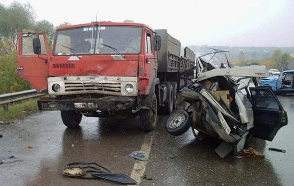 Azərbaycanda sərnişin dolu mikroavtobus "KamAZ"la toqquşdu, ölən və yaralananlar var (VİDEO)