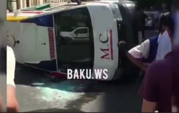 Bakıda ambulans maşını aşdı - VİDEO