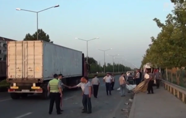 Yük maşını mikroavtobusla toqquşdu - 3 nəfər öldü, 9 yaralı var (VİDEO)