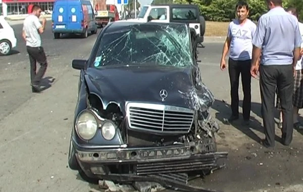 İdarəetməni itirən “Mercedes” ağaca çırpıldı: 4 yaralı – VİDEO